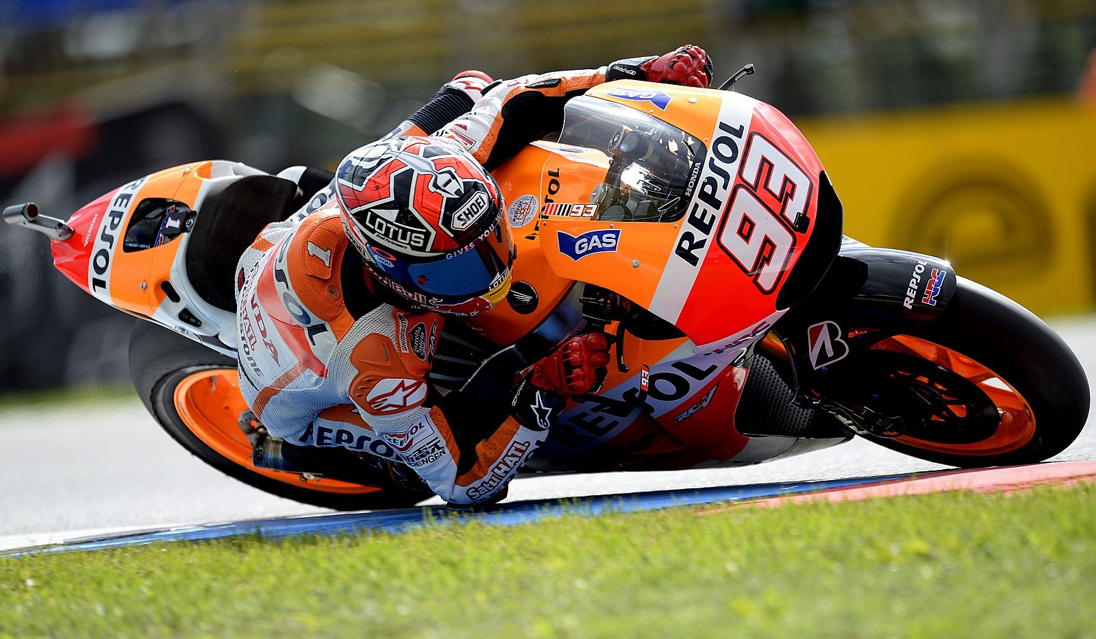 El piloto de MotoGP Marc Marquez rueda sobre el circuito de Brno.