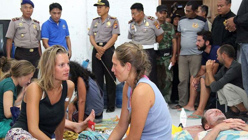 Rescatan a otros 13 pasajeros del barco hundido en Indonesia