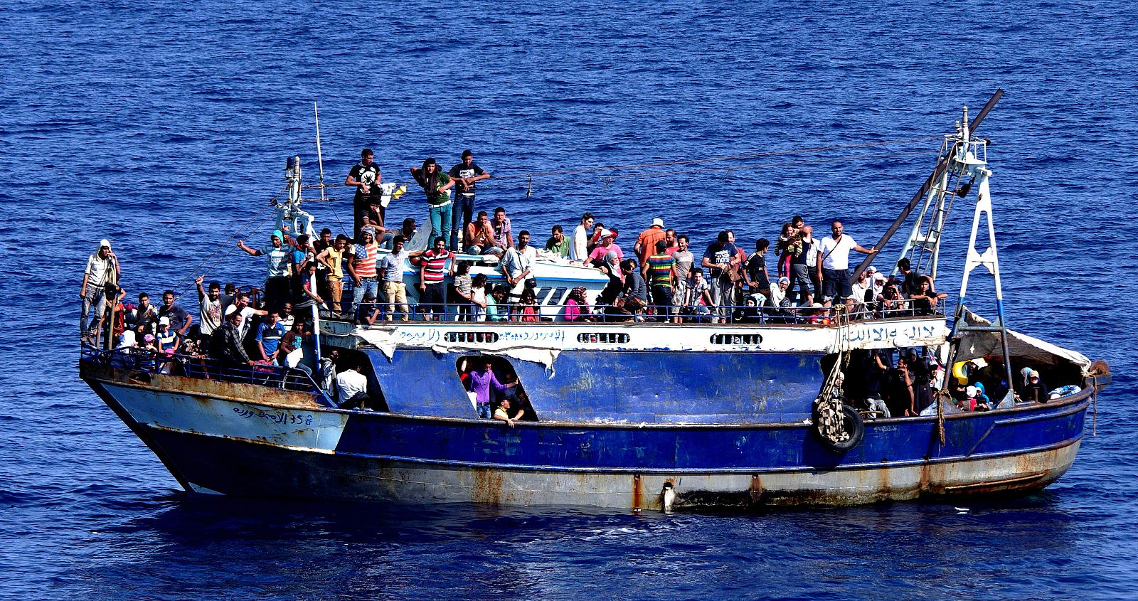 La marina militar italiana socorre a más de 1.900 inmigrantes en tres días