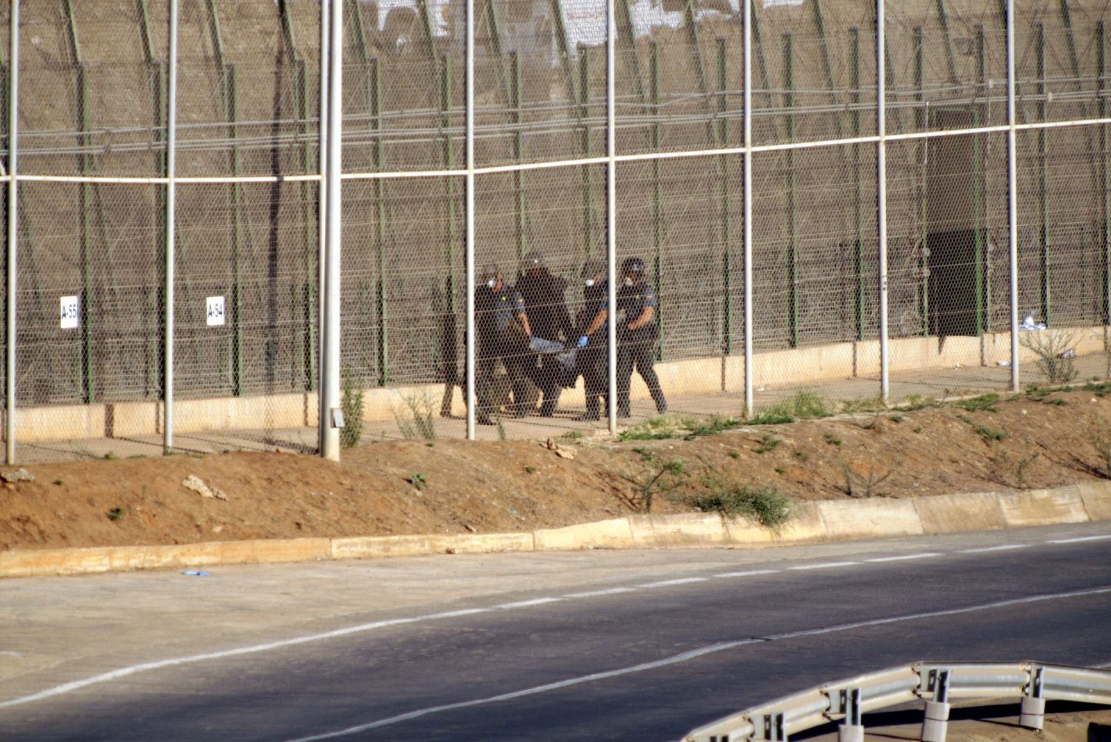 ENTREGAN A MARRUECOS A LOS INMIGRANTES ENCARAMADOS A LA VALLA DE MELILLA