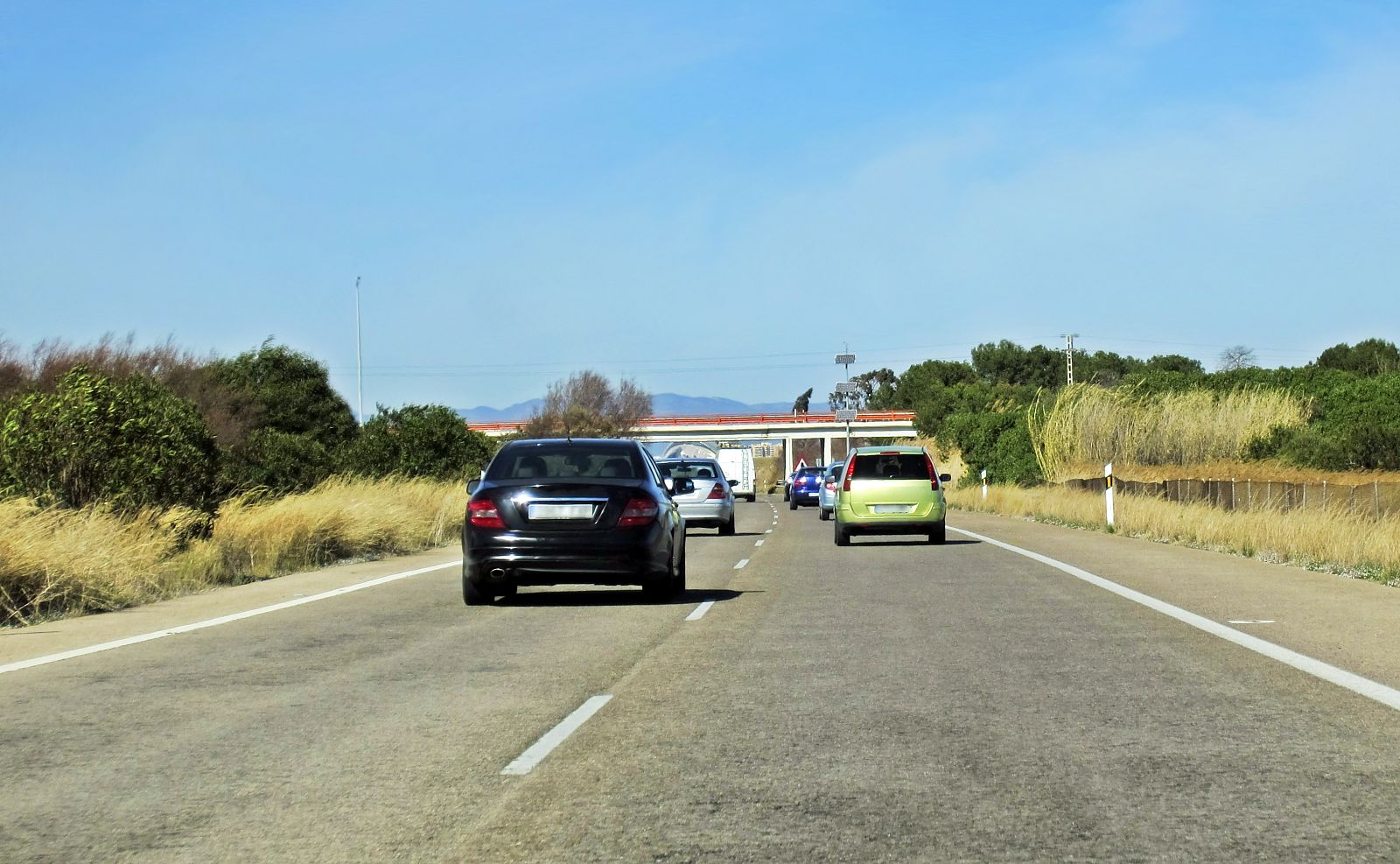 Coches circulando por una carrertera española
