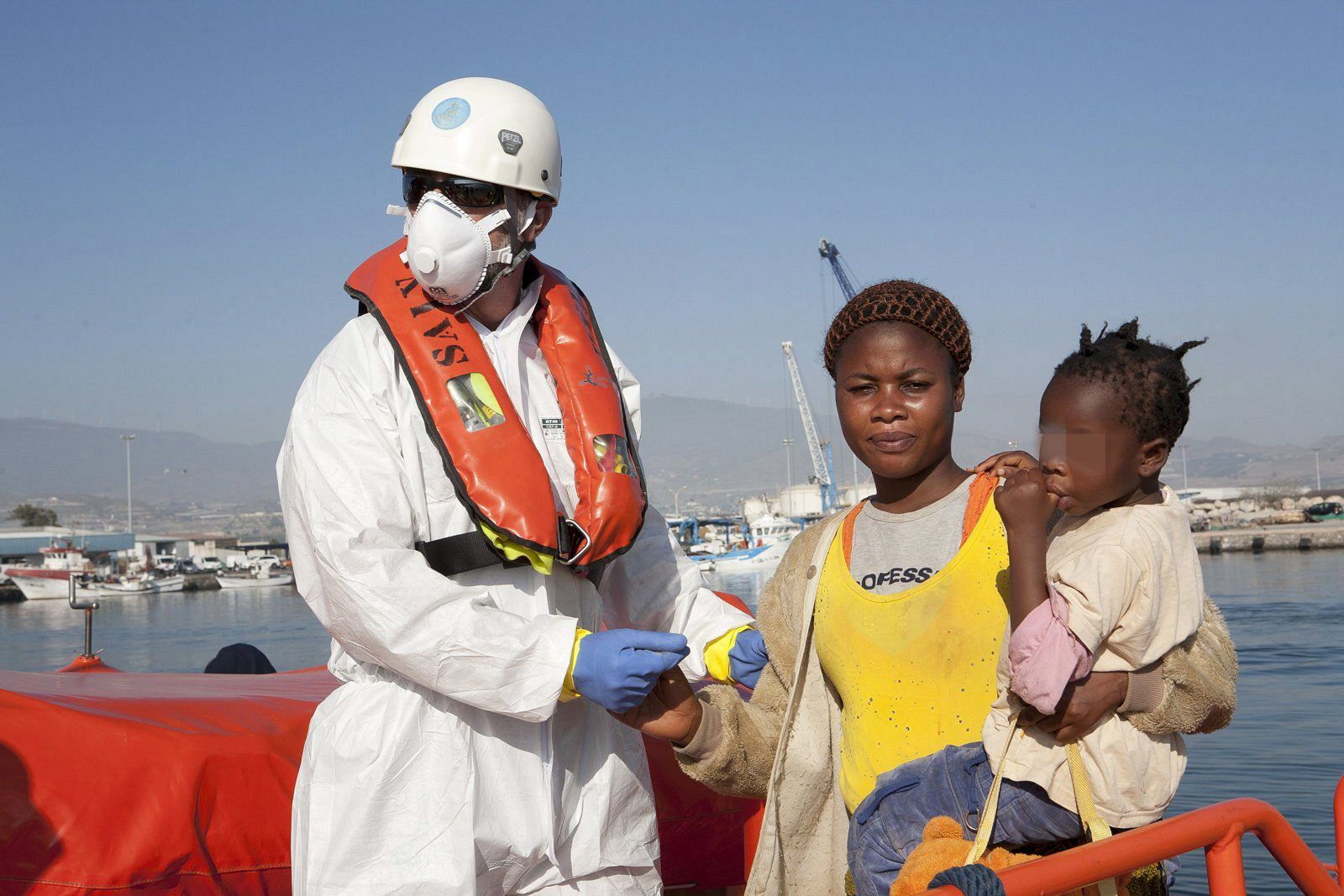 RESCATAN A UNOS 45 INMIGRANTES EN UNA EMBARCACIÓN AL SUR DE MOTRIL (GRANADA)