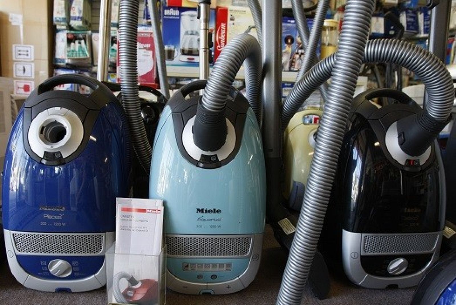 Varias aspiradoras en un establecimiento comercial
