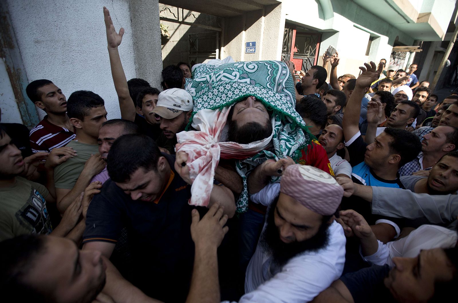 Funeral de Basim Hijazi, de 36 años, y su hermano pequeño, alcanzados por bombardeos israelíes en Gaza.