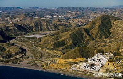 El Algarrobico, una mole urbanística fantasma en plena naturaleza