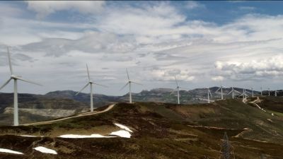 El auge de los parques eólicos agita vientos de discordia en la España rural