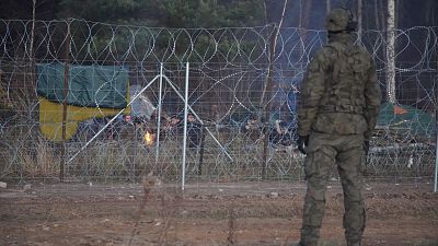 Borrell pide a Bielorrusia proteger a los migrantes en la frontera con Polonia, donde aumenta la tensión