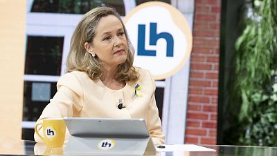 Calviño advierte de que la guerra "cambia totalmente el escenario económico": "Llegará una inflación más importante"
