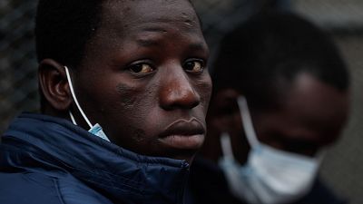 El vía crucis de los migrantes en Canarias: vivir en hoteles, campamentos y la calle entre la solidaridad y el racismo