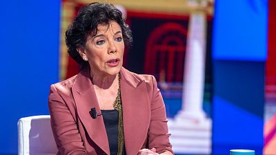 Celaá defiende que se permita pasar de curso con dos materias suspensas: "En España se abusa de la repetición"