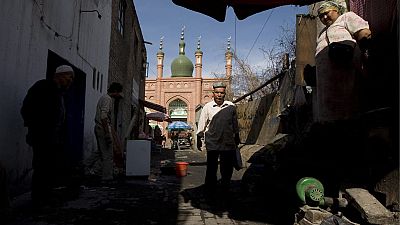 China niega haber internado a un millón de uigures en campos para su adoctrinamiento