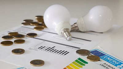 La CNMC detecta casos puntuales de comercializadoras que cobran un 30% de más por la luz