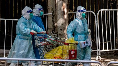 El confinamiento en Shanghái por la COVID aísla a 26 millones de personas: "Han cerrado la puerta con un candado"