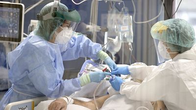 El contagio de sanitarios amenaza con colapsar aún más los centros de salud y hospitales
