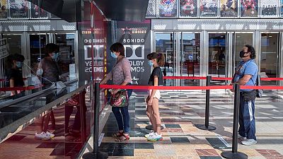 El cierre de Hollywood amenaza con vaciar los cines del resto del mundo