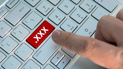 "Es denigrante que se estén lucrando con nuestras imágenes íntimas"