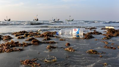 El sinsentido de un mundo sepultado por el plástico: 15 minutos de uso pero 1.000 años para descomponerse