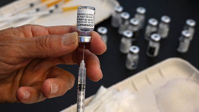 Sanidad analizará en un estudio poner Pfizer a personas que han recibido una dosis de AstraZeneca