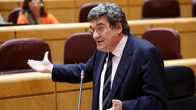 Escrivá asegura que la baja por la menstruación es una medida "en discusión" en el Gobierno