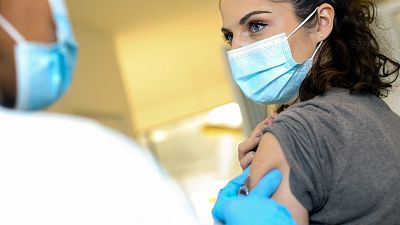 Un estudio asocia la vacuna COVID con ligeras alteraciones en la duración del ciclo menstrual