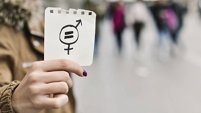 La feminización de los sectores peor pagados amplía la brecha salarial, que amenaza con persistir más de cien años