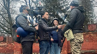 Los 'fixers', la sombra invisible de los periodistas en guerra: "Nos han salvado el pellejo a todos en algún momento"