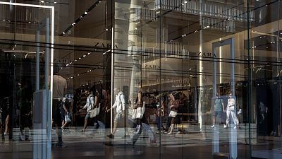 El Gobierno prevé que la economía crecerá una décima más este año y seis menos en 2023 por la alta inflación