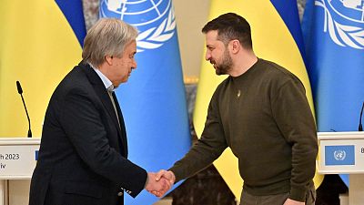 Zelenski y Guterres instan a Rusia a prorrogar el acuerdo para exportar grano ucraniano tras reunirse en Kiev