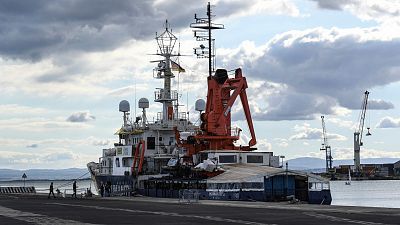 Italia hace un desembarco selectivo de migrantes vulnerables y ordena que el resto abandone sus aguas