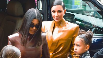 Las Kardashian estrenan la tendencia del látex en París