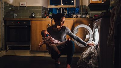 La inflación aprieta a los hogares de madres solteras: menos comida y más control en el número de lavadoras y duchas