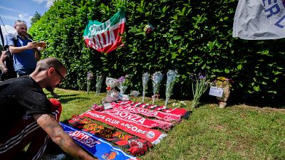 Seguidores de Berlusconi peregrinan a la mansión donde reposan sus restos a la espera del funeral de Estado