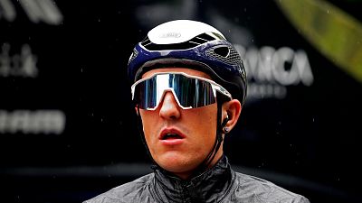 Marc Soler no podrá disputar la Vuelta tras su caída y se plantea denunciar a la mujer de la pancarta