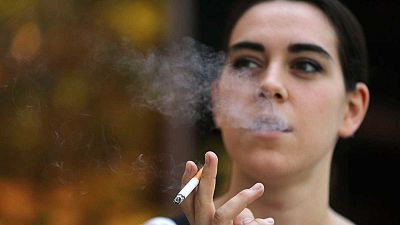 Organizaciones médicas y de consumidores piden que se prohíba fumar en espacios públicos para frenar la COVID-19