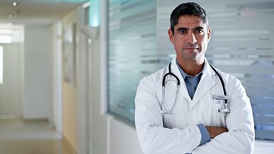 Sobrecargados, infravalorados y desprestigiados: por qué muchos MIR ya no quieren ser médicos de familia