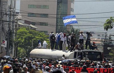 Los militares expulsan a Zelaya de Honduras y toman las calles
