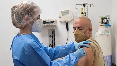 Murcia justifica la vacunación del consejero, altos cargos y funcionarios de Sanidad por considerarlos "esenciales"