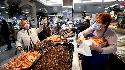 Congelar marisco y adelantar la compra de regalos y viajes: fórmulas para afrontar una Navidad marcada por la inflación