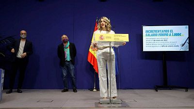 Trabajo no propone por ahora una cifra para la subida del SMI, la CEOE plantea 1.040 euros y los sindicatos piden 1.100