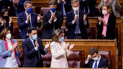 Casado se va solo, con el aplauso de los que le abandonaron y un PP inmerso en su mayor crisis