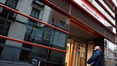 Caída histórica del paro en noviembre hasta niveles prepandemia con cifras récord de empleo