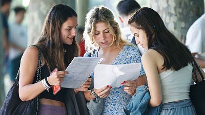 Los partidos se lanzan a por el botín del voto joven: "Es mi primera oportunidad de votar y no quiero perderla"