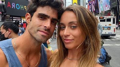 Paula Badosa y Juan Betancourt confirman su amor desde Nueva York imitando el famoso beso de Times Square
