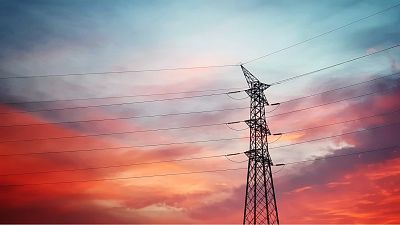 El precio de la luz sube este lunes hasta 85,23 euros/MWh, diez veces más que la víspera