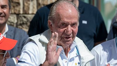 Juan Carlos I reaparece emocionado en el Club Náutico de Sanxenxo entre gritos de 'viva el rey'