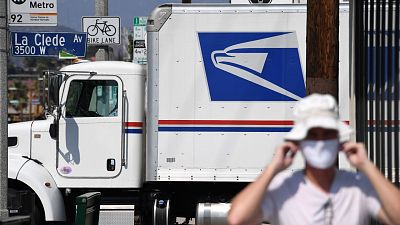El Servicio Postal de EE.UU. frena sus recortes hasta después de elecciones ante la polémica por el voto por correo