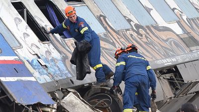 El terror de los supervivientes del choque de trenes en Grecia: "Entramos en pánico, salimos fuera y encontramos el caos"