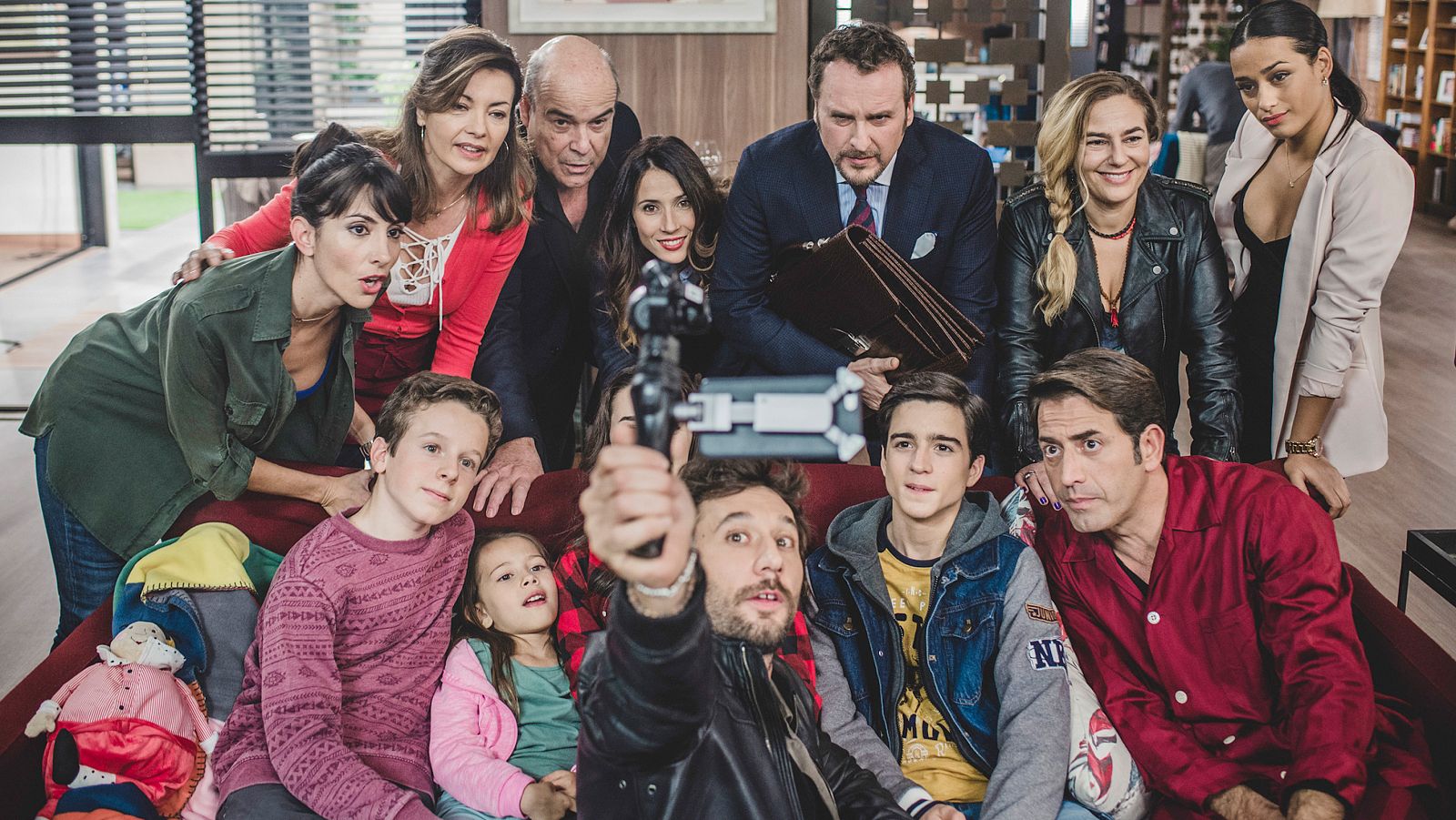 iFamily - Episodio 1: Y de repente un extraño - Ver ahora