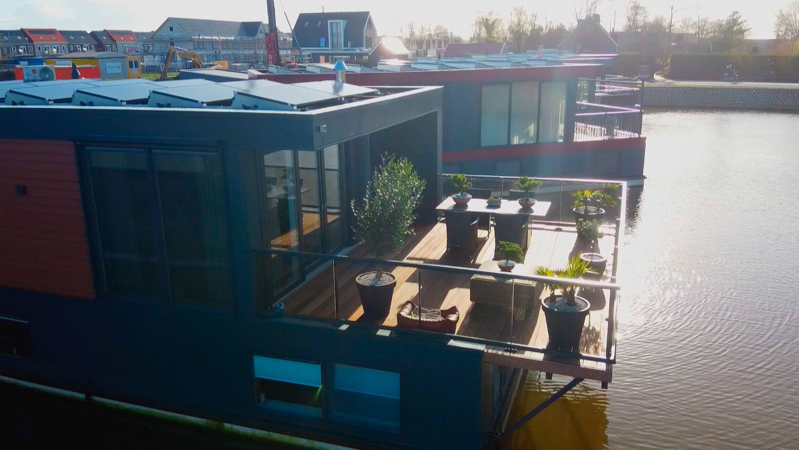 MI casa Flotante - Episodio 8: Bricolaje en su primer hogar en un barco de canal - Mi casa flotante | Ver