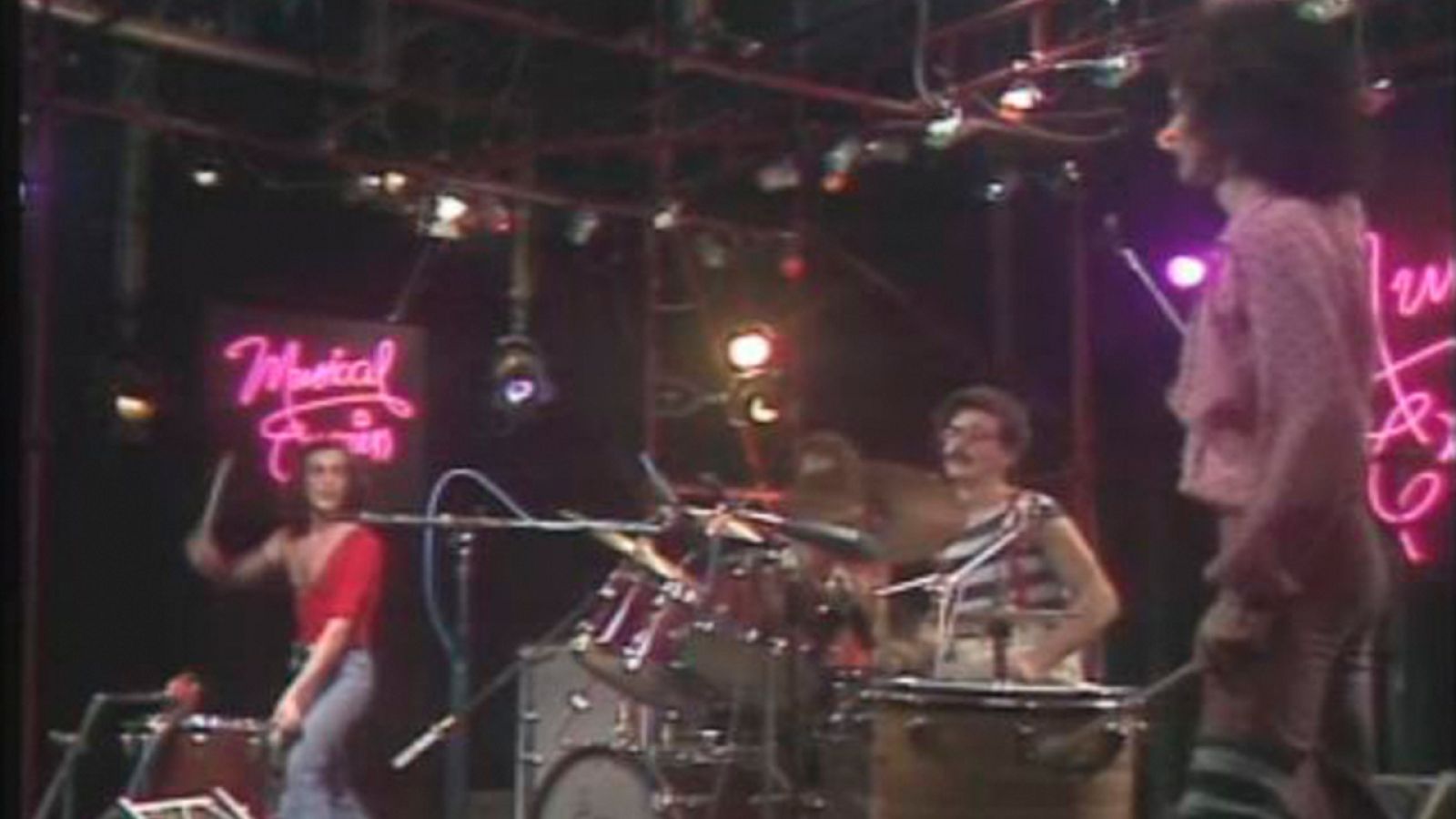 MUSICAL EXPRESS: Actuen Moris, Aute i Bonset de Sant Pedro (1 en català) és màster amb negres - Musical Express (català) | Veure